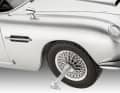 Never say never! Die typischen Agenten-Gimmicks müssen sein. So besitzt der Aston Martin DB5 von Revell auch als 1:24-Verkleinerung die Reifenschlitzer. ] Foto: Revell