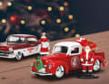 Seinem Weihnachtsset in 1:32 spendiert Jada Toys neben den Oldtimern von Ford und Chevrolet auch fein gemachte Figurinen von Mrs. und Mr. Santa Claus ] Foto: Werk
