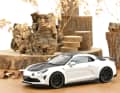 Als zweites Internetmodell geht die Alpine A110 R 70 in Irisél-Weiß im Internet an den Start. Auch davon gibt es nur 220 Stück.  ] Foto: Norev