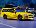 Die eine der beiden Nasen aus dem Modellset erinnert verdächtig an die Front des Nissan Skyline GT-R34. Passt gut zu schwarzen Felgen. ] Foto: Hot Wheels