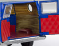 Nicht nur die seitliche Schiebetür ist beweglich, auch die beiden Hecktüren des Vans lassen sich öffnen. ] Foto: Revell