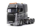 In neuer Gunmetal-Version schiebt Tamiya außerdem in 1:14 den Scania 770 S 8x4/4 als RC-Kit an den Start ] Foto: Tamiya
