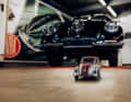 Auch die Modellautosammlung des PS.Speichers ist eine Reise durch die Geschichte des Automobils. Inklusive des Themas Stromlinie, auf diesem Bild verkörpert durch den Tatra 87 in 1:43 und 1:1. ] Foto: PS,Speicher