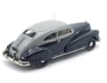 Der Fastback-Zweitürer in 1:43 trägt eine Lackierung in den Farbtönen Silverwing-Grey und Mariner-Blue in brillanter Ausführung