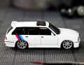 Die kantigen Proportionen des BMW E30 trifft das Modell prima. Und die passende Tieferlegung ist in der Seitenansicht nicht zu übersehen ] Foto: Mattel Creations
