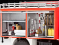 Hinter den aufklappbaren Seitentüren verstecken sich beim Feuerwehr-Unimog von Revell sagenhafte Details