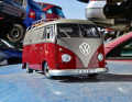 Mit dem Lowrider auf Basis des Volkswagen Bulli der ersten Generation als Transporter knüpft Schuco an seine lange Tradition mit detaillierten 1:18-Modellen aus Die Cast an