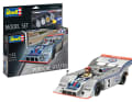 Neben dem reinen Plastikbausatz solo, bietet Revell den 917/10 aber auch als Set mit passenden Farbtöpchen, Klebstoff und Pinsel in seinem Programm an. ] Foto: Werk