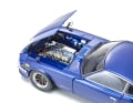 Der Kyosho-Nissan zeigt in 1:18 die Dreifach-Vergaser-Anlage mit Mikuni-Doppelvergasern im Top-Finish. ] Foto: Werk