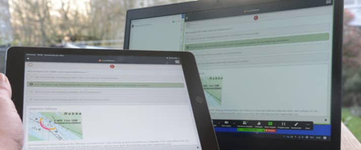 Foto: Tablet mit der SBF-Fragen-App wird über den Laptop als Web-Seminar übertragenDie Durchführung eines Online-Seminars.