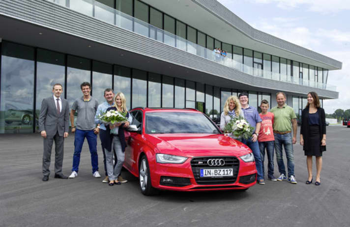   Jörn Scheel, Leiter Fahrzeugauslieferung Ingolstadt (links), begrüßte die ersten Teilnehmer des Fahrerlebnisses "quattro pur" im Audi driving experience center in Neuburg an der Donau