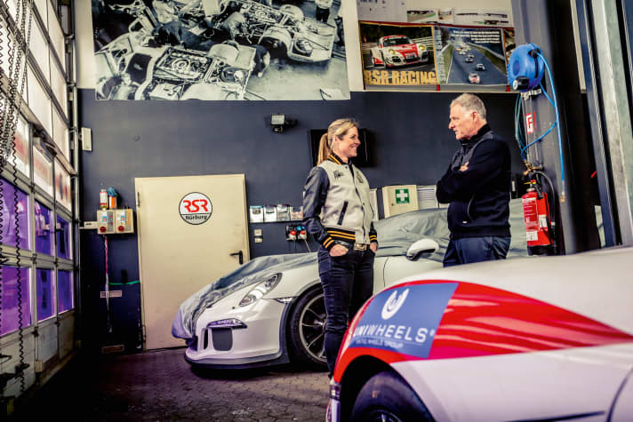Ron Simon ist selbst als Holländer dem Ring-Mythos völlig erlegen. Mit seiner Firma RSR bedient er eine weltweite Kundschaft, die den Ring als ihren Prüfstein betrachtet – zumeist im Porsche.