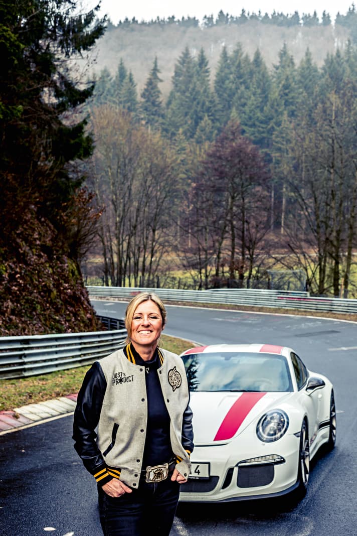 Sabine Schmitz: Diese Frau ist am Nürburgring groß geworden und hat Kultstatus erreicht, hat auf dem Ring mehr als 30.000 Runden abgespult. Ein paar Gesamtsiege auf Porsche hat sie nebenher auch eingefahren.