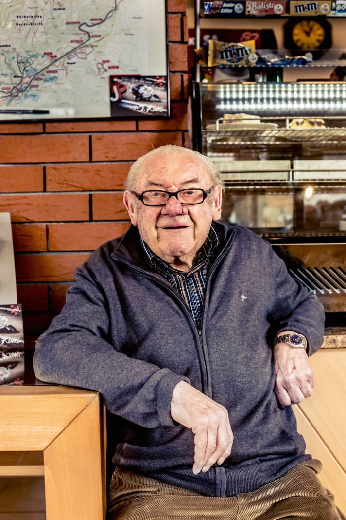 Opa Strack ist fast so alt wie der Ring. Bis 1995 war er Ticket-Verkäufer an der Nordschleifen-Einfahrt Breitscheid. So wie sein Vater ist auch der Sohn von Opa Strack immer am Ring geblieben – jetzt als Chef im »Café zur Nordschleife«.