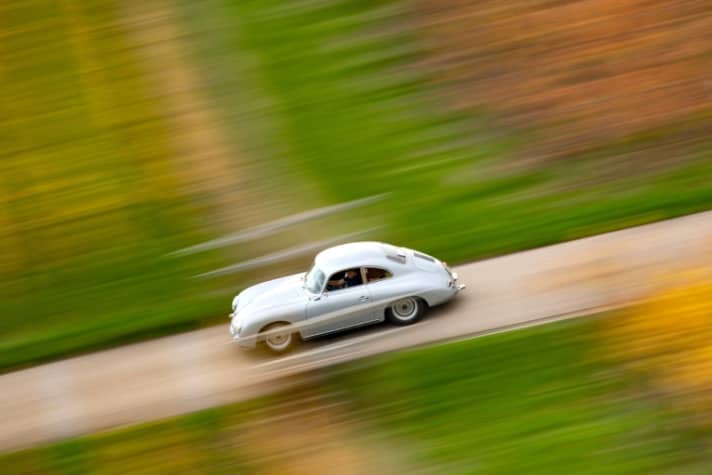 Eine  Szene, worauf sich Porsche- und Oldtimer-Fans freuen dürfen: Ein  Porsche 356 A von 1957 unterwegs rund um Rothenburg ob der Tauber. Von  10. Bis 13. Mai findet die 2. Röhrl-Klassik in der Main und Tauber  Region statt. An den Start gehen 130 Teams in ihren historischen  Porsche.