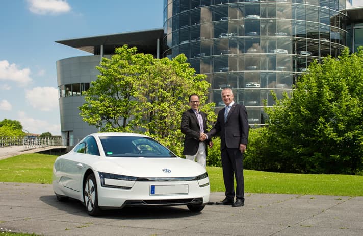    	Dr. Christian Malorny (li.) übernahm seinen Volkswagen XL1 von Thomas Zahn, Leiter Vertrieb und Marketing Deutschland Volkswagen Pkw
