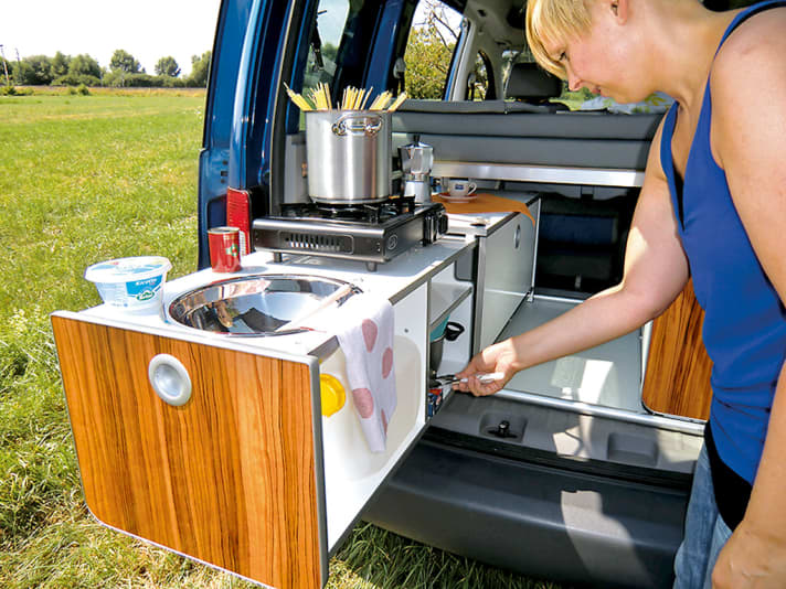   Caddy-Besitzer können mithilfe praktischer Reimo-Module ihren Pfiffikus in ein vollwertiges Wohnmobil mit Küche, Bett und Staumöglichkeiten verwandeln. Sogar eine Dusche haben die Reisemobil-Spezialisten vorgesehen. Demnächst ist gar ein Klappdach erhältlich