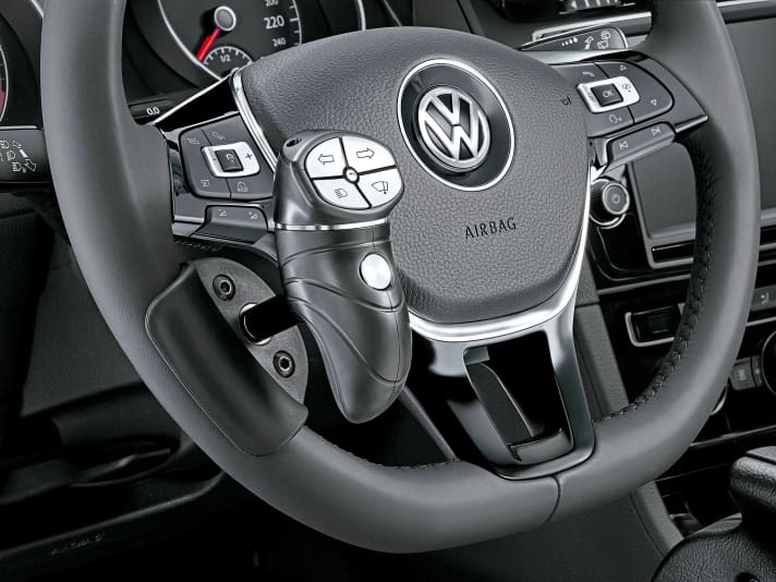   Eine von Volkswagens zahlreichen Fahrhilfen ab Werk ist der Multifunktionsdrehknauf "Touch", der es ermöglicht, viele Fahrzeugfunktionen via Funk zu bedienen. Dazu zählen Blinker, Licht, Hupe oder Wischer