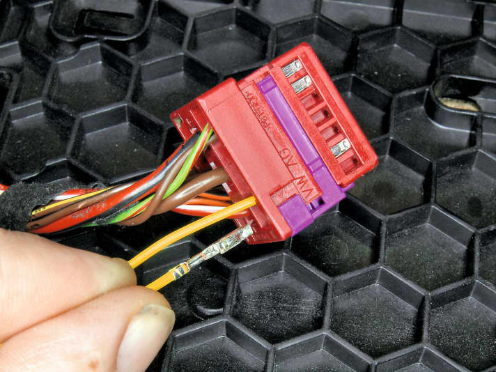   04.
 	Reparatur-Leitungen in Sitzstecker (hier 17-polige, rote Ausführung) einrasten