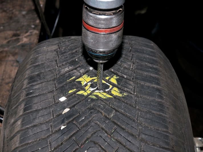   02.
 	Der Reifenexperte kann die Leckstelle prüfen und dann definiert aufweiten.