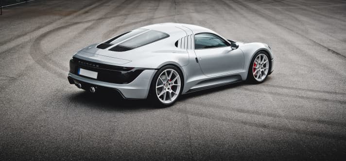 Das puristische Rennsportcoupé mit der geduckten Silhouette diente Designchef Michael Mauer und seinem Team in Weissach als Inspiration für einen extremen Straßensportwagen auf Basis des Porsche Boxster – den Porsche 551 Le Mans.