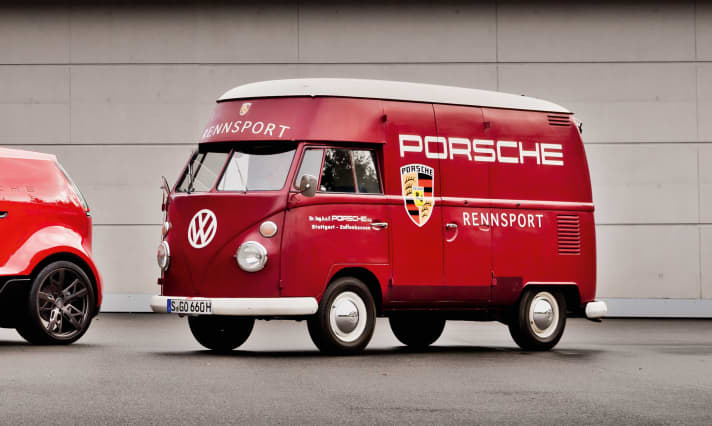 Auch wenn Porsche selbst nie einen Bus oder Transporter gebaut hat, sind doch die dunkelroten Volkswagen T1 »Porsche Renndienst« untrennbar mit der Marken- und Renngeschichte verbunden. Die Bullis begleiteten die Rennwagen zu ihren sportlichen Einsätzen.