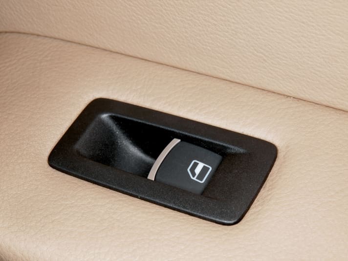   Die Einzel-Schalter an Beifahrer- und hinteren Türen lassen sich bei Eos, Golf 5/6, Caddy, Jetta, Passat, Scirocco und Touran leicht austauschen