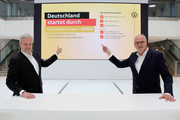   Holger B. Santel (links) und Jürgen Stackmann (rechts) stellen neue Kampagne #vwfüreuch vor.