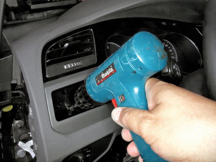   01.
 	Mit Fünf-Millimeter-Bohrer und Tiefenanschlag (zur Not geht auch Klebeband) durch Rückwand bohren.