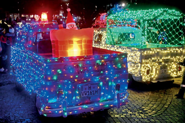 Bereits zum vierten Mal sorgte der Twinkle-Light-Cruise für weihnachtliche Stimmung in den Straßen der niedersächsischen Landeshauptstadt Hannover. Organisiert von einem privaten Bulli-Fan, war die Teilnahme von VW Nutzfahrzeuge mit acht geschmückten Autos Ehrensache