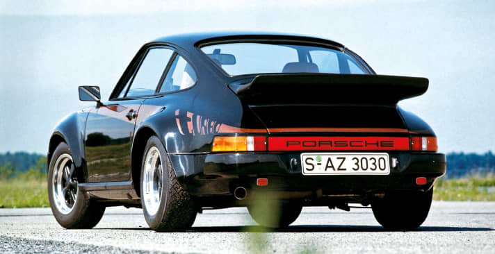 Der auf dem Pariser Automobilsalon 1974 enthüllte 930 Turbo ist unschwer an seinen dicken Backen und dem Heckflügel zu erkennen
