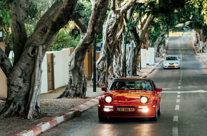 Underdog: In dieser Straße im Norden von Tel Aviv wohnen die reichsten Israelis, ein »Arme-Leute-Porsche« Baujahr 87 erregt hier trotzdem Aufsehen | Fotograf: Jonas Opperskalski