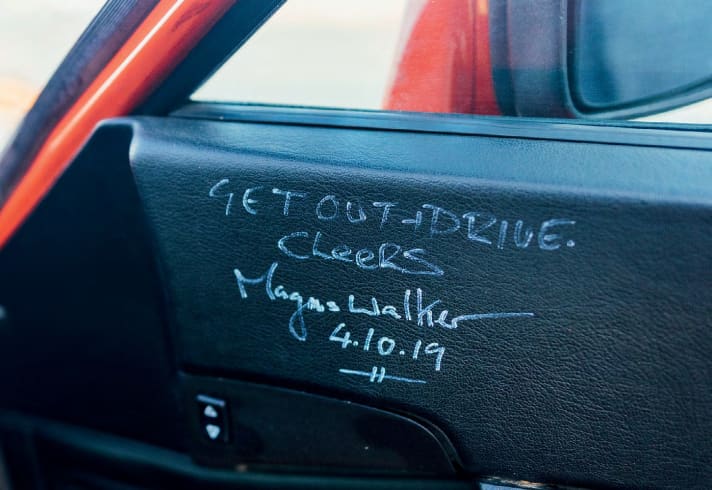 GET OUT + DRIVE. Das Autogramm stammt von Magnus Walker, signiert bei seinem letzten Israel-Besuch. Den Ratschlag des berühmten kalifornischen Sammlers befolgt Yaroslav gern. | Fotograf: Jonas Opperskalski