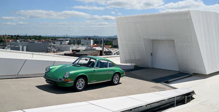 Das Dach des Porsche Museums bildete die Kulisse für das Fotoshooting mit dem einzigartigen 911 S 2.7 Sportomatic.