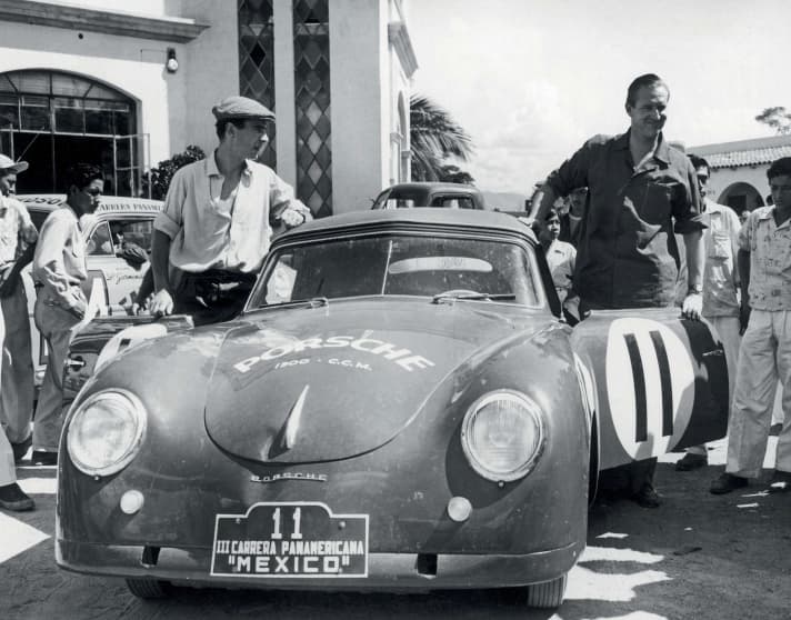 Lesehilfe Die Marke Porsche ist noch jung, deshalb steht der Name noch mal groß auf dem Kofferraumdeckel. Und dazu ein Hinweis auf den Hubraum, mit dem sich der 356 gegen größere Rivalen durchsetzt. An der Fahrertür Fürst von Metternich, gegenüber Graf von Berckheim.