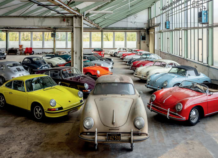 Dreimal Patina: Der hellgelbe Porsche 911 zeigt nur bei genauem Hinsehen Altersspuren, der steingraue 356 könnte kaum verwitterter aussehen, der signalrote Speedster ist moderat gealtert und immer nur bewegt und repariert worden.