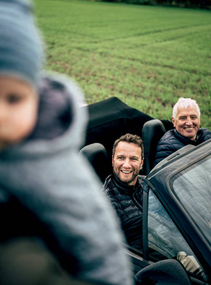 Erwin Schröder und Christian im Auto. Sie freuen sich mit Stefan, dass dessen neun Monate alter Sohn Mats die Fotosession auf Papas Arm mit einer gewissen Ruhe über sich ergehen lässt.
