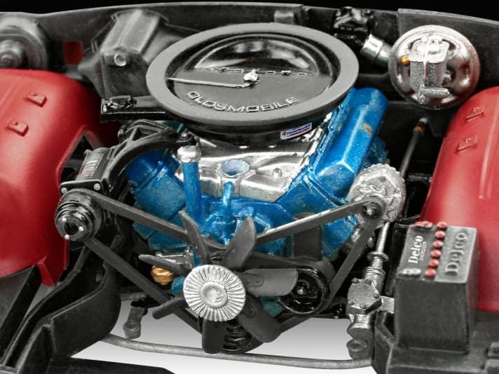 Revell zeichnet bei seinem Plastikbausatz des Oldsmobile 442 Coupé in 1:25 den 7,5 Liter großen V8-Motor detailliert nach. Sogar das Fahrwerk ist originalgetreu umgestetzt.