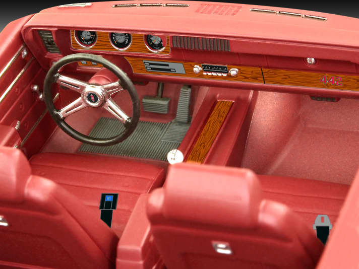 Sehr viel Wert hat Revell aus Bünde bei seinem Oldsmobile 442 als Hardtop Coupé auch auf die richtige Darstellung des Interieurs gelegt. Für die Sicherheitsgurte gibt es passende Decals. ]