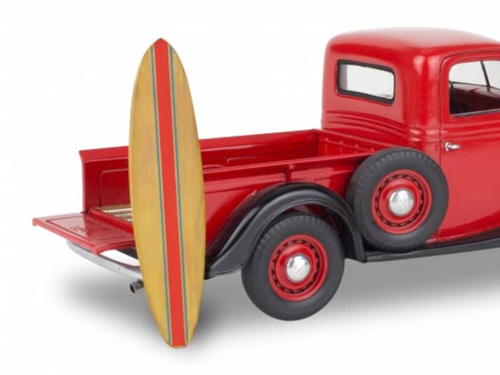Nicht nur die Motorhaube ist bei den neuen Pick-up-Kit von Revell in 1:25 beweglich ausgeführt, auch die Ladeklappe am Heck lässt sich originalgetreu öffnen ]