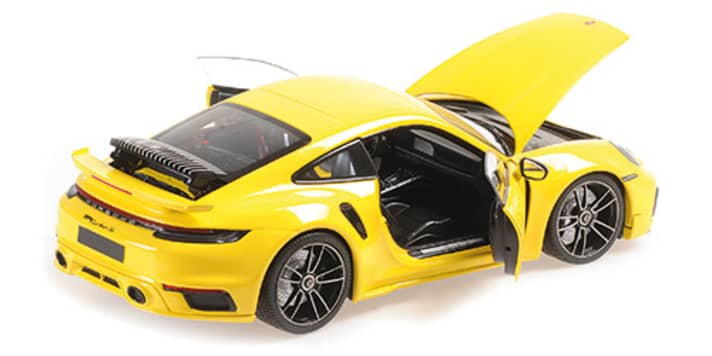 Eine Nummer größer kann Minichamps ebenfalls Porsche 911 der Generation 992. Das Vorbild liefert hier der Turbo S von 2021. Die 1:18-Miniatur kommt mit zu öffnenden Teilen zum Kunden. ]Foto: Werk