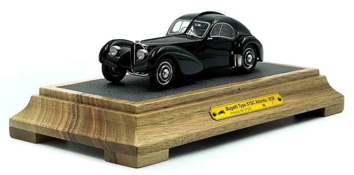 Den schwarzen Bugatti Atlantic von 1938, den der Modeschöpfer Ralph Lauren besaß, bringt EMC nun in seiner einzigartigen Machart als 1:43-Modell in feinster Ausführung und schwarzer Lackierung auf den Markt]Foto: Werk