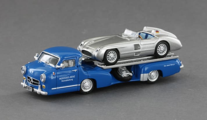 Das “Blaue Wunder”, der klassische Renntransporter von Mercedes-Benz aus den Fünfzigern, kommt von Le Grand als Fertigmodell in 1:87 samt dem 300 SLR als stilechtem Ladegut