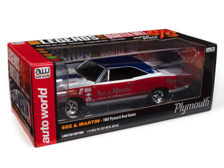In den Vereinigten Staaten hat Autoworld sein 1:18-Modell des Plymouth Road Runner von 1969 in den Farben von Sox & Martin schon in den Fachhandel ausgeliefert