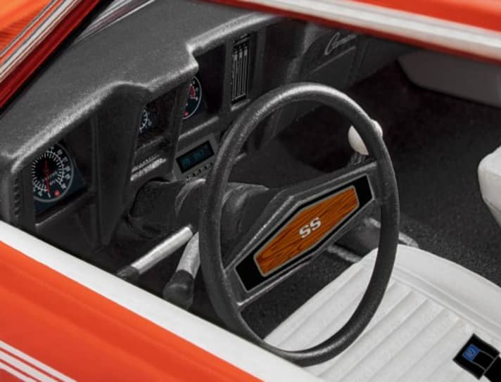 Neben detailliertem Chassis und Motor bringt der neue Camaro-Kit von Revell in der Baugröße 1:25 auch ein vorbildgerechtes Interieur mit, das mit der Hilfe von Decals verfeinert werden kann ]
