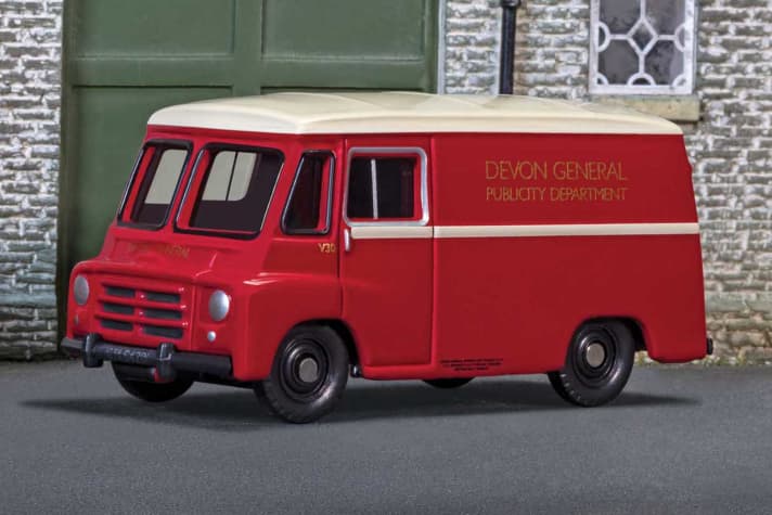 In seiner Trackside-Serie hat es Corgi wahlweise auch etwas kleiner. So etwa mit kompakten Vans. Hier ist ein neuer Morris LD Van des “General Publicity Department” von Devon zu sehen. ]Foto. Werk