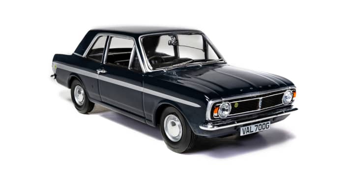 Als Ford die zweite Generation, also den MK II 1966 erstmals zeigte, nannten Sie ihn “New Cortina”. Hier ist das 1:43-Modell des Ford Cortina “Twin Cam” zu sehen. ]