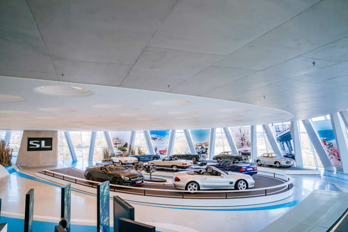 Die rasante und erfolgreiche Geschichte des SL komprimiert die neue Sonderausstellung im Mercedes-Benz Museum auf neun Exponate in einer schnittigen S-Kurve