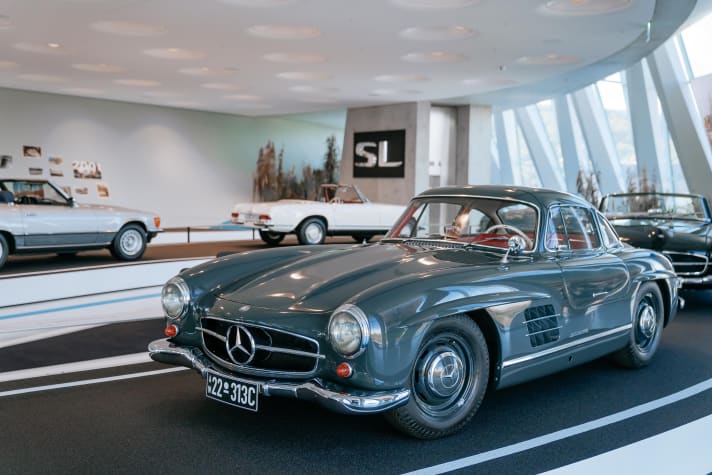Dem erfolgreichen Rennwagen Ur-SL folgte 1954 der 300 SL für die Straße, der wie sein Urahn über Flügeltüren verfügte. Sein Spitzname: Gullwing oder eben Flügeltürer.