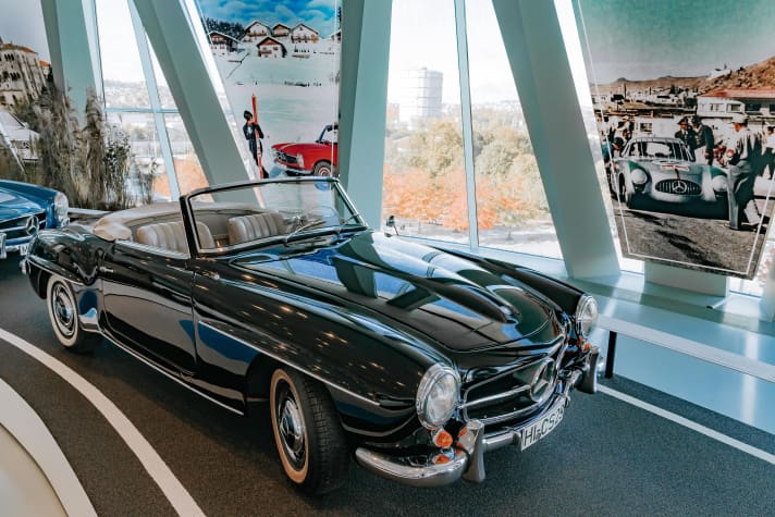 Ein Jahr nach dem Flügeltürer rundete Mercedes-Benz 1955 das Thema SL im eigenen Fuhrpark gekonnt nach unten hin ab. Dieser kleinere Roadster hieß 190 SL |Foto. Mercedes-Benz Museum